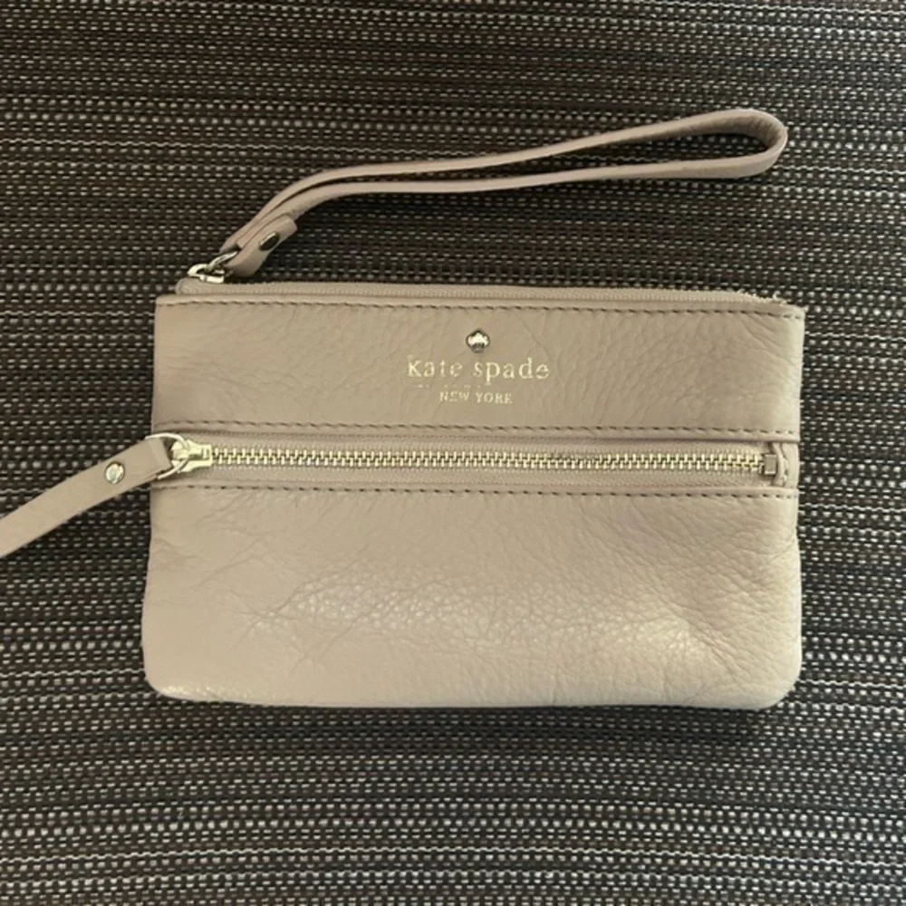 Kate Spade New York small wristlet wallet preloved.